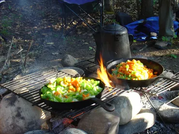 Abendessen am Feuer Campingreise in Kanada