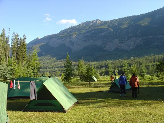 Zelte auf der Wiese camping, wandern in kanada, rockies
