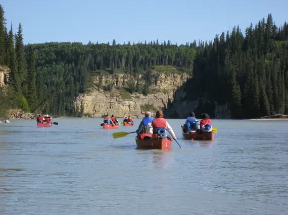 Kanus auf dem Athabasca River Kanutour, Kanutrip, Kanada